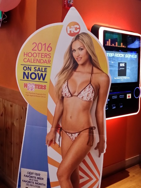 hooters1.jpg