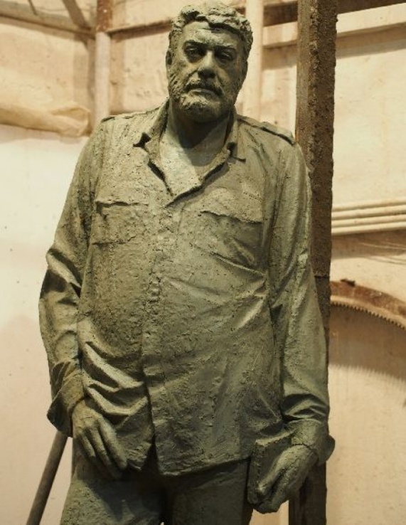pamyatnik_Dovlyatovu.jpg