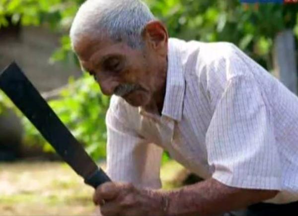 Дон Хосе из Коста Рики в свои 104 года орудует мачете
