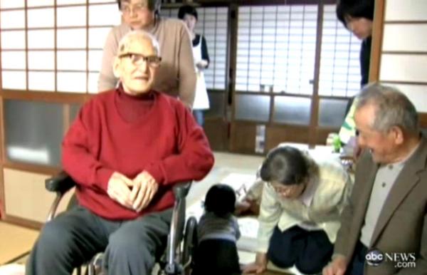 19 апреля житель Японии Джеромен Кимура отмечал в кругу своей семьи свой 115-й день рождения. По версии Геронтологической исследовательской группы, он самый старый житель Земли. Photo Courtesy: ABC News /Seagull Publications