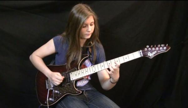 14-летняя Тина С. исполняет произведение Ван Халена «Извержение». Photo Courtesy: YouTube/ Seagull Publ