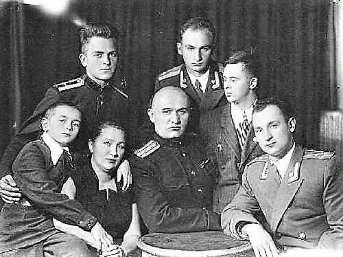 Зинаида и Петр Григоренко с сыновьями. 1955 год