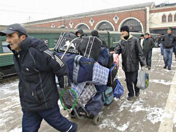 Мигранты из Таджикистана при посадке на поезд Москва-Душaнбе на Казанском вокзале Москвы