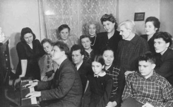 Домашний концерт Тихона Хренникова. 1947 г.  Фото - официальный сайт композитора