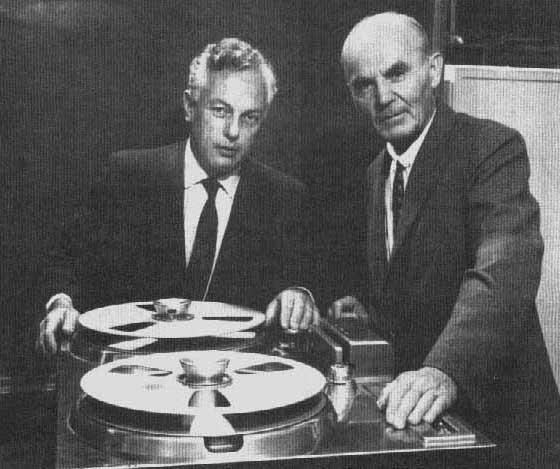 Александр Понятов (справа) и главный инженер фирмы Ampex Гарольд Линдсей у своего первого магнитофона. 1948 г.