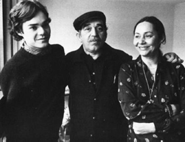 Маркес в Париже с сыном Гонзало и женой Мерседес. 1982 год.