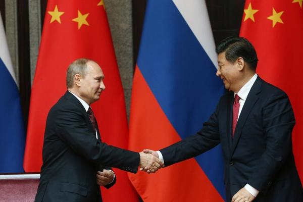 Владимир Путин с Председателем КНР Си Цзиньпином во время подписания российско-китайских документов. 20 мая 2014 года. Шанхай.