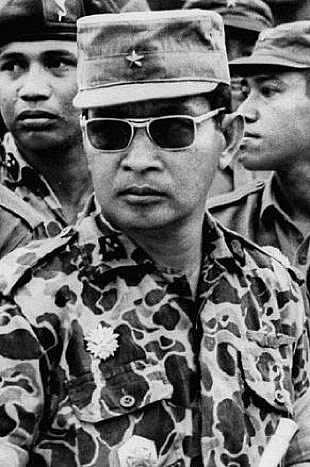 Генерал Сухарто в 1967 году во времена расправы с коммунистами. В 1967 году он был избран президентом Индонезии и находился у власти до 1998 года.  Photo Courtesy: ejumpcut.org