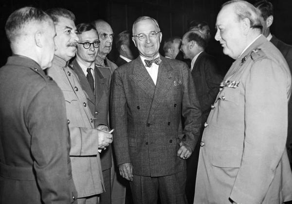 Гарри Трумэн (в центре) с Иосифом Сталиным и Уинстоном Черчиллем на Постдамской конференции в июле 1945 года