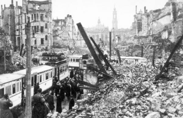 Дрезден после бомбежки, 1945