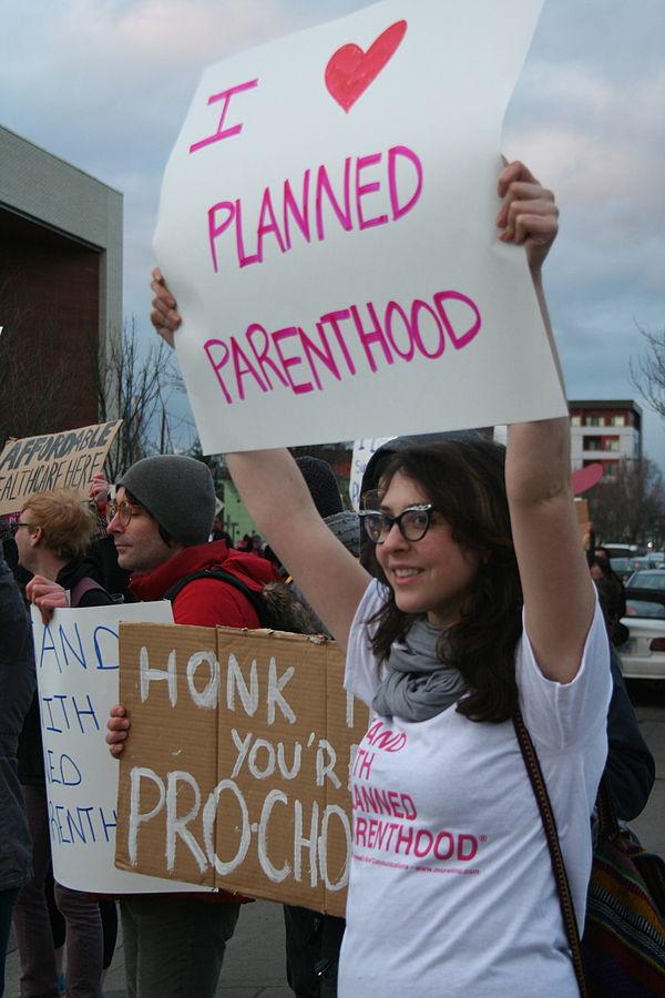 Демонстрация в поддержку организации Planned Parenthood.  By S. MiRK (Flickr: planned parenthood supporters) [CC BY 2.0], via Wikimedia Commons