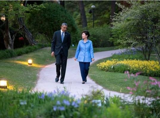 Барак Обама беседует с президентом Республики Корея Пак Кын Хе (Park Geun-hye) во время прогулки в Малом саду Голубого дворца в Сеуле. 25 апреля 2014 г.