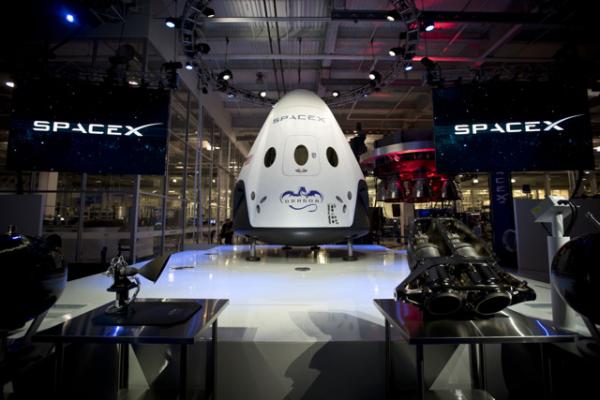 Корабль Dragon V2 на стенде компании Space X. Корабль сможет доставлять на борт МКС до 7 астронавтов.