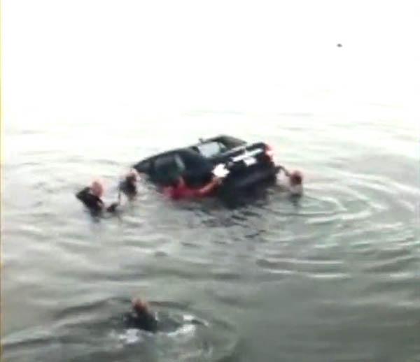 Спасение 84-летней водительницы, въехавшей на своем Ниссане в Атлантический океан. Кадр видео.
