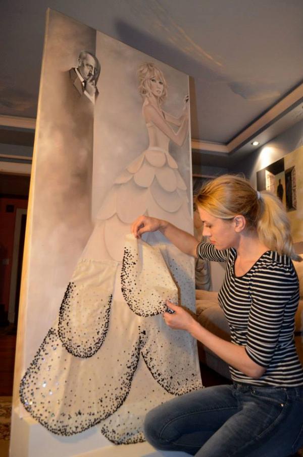 Украинская художница Оксана Танасив у своей работы «Диор 1949-2013...»