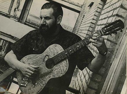 Александр Борисович Аронов с гитарой