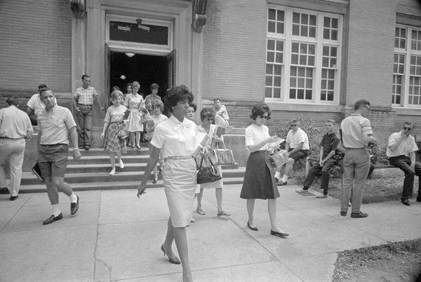 1963 год. Чернокожая правозащитница Вивиан Малоне (на переднем плане) была одной из первых студенток-афроамериканок в Алабамском университете. За 50 лет расовое разнообразие по мандату достигло таких масштабов, что теперь говорят об обратной дискриминации — преференции чернокожим по сравнению с белыми. 