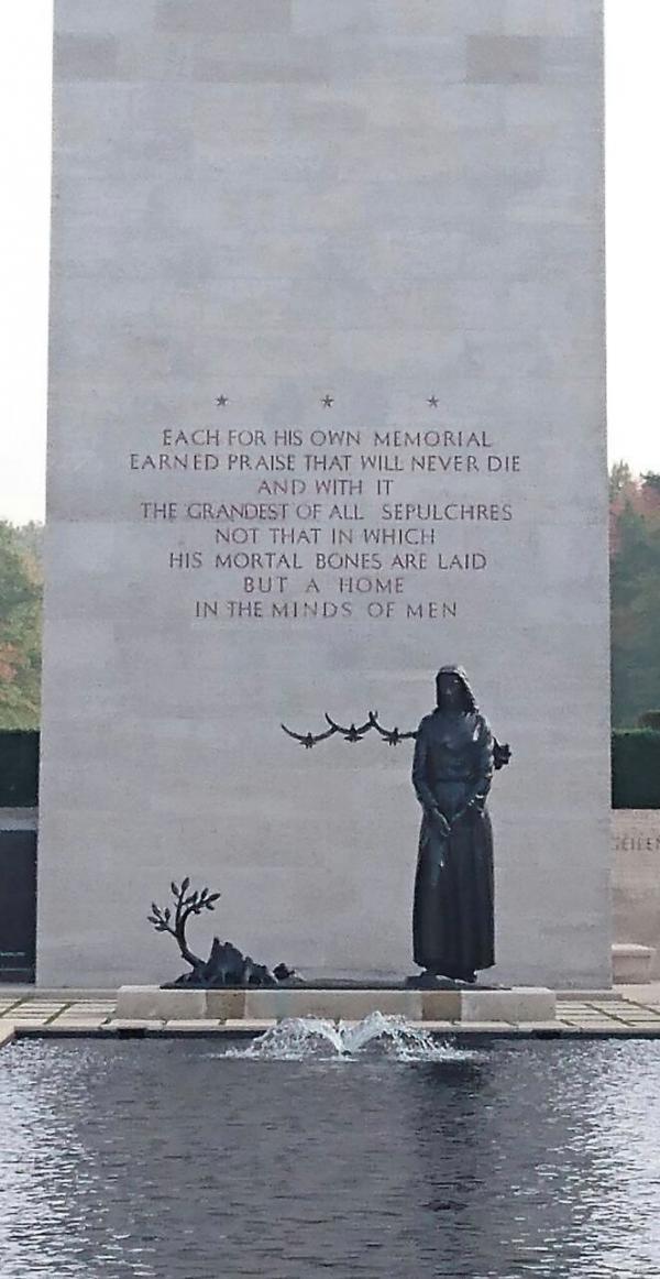 Фрагмент памятника  американским воинам, освобождавшим Европу от германских оккупантов во время Второй мировой войны