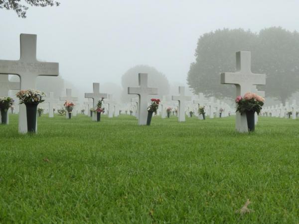 Американское кладбище в Нидерландах. Цветы на могилах американцев