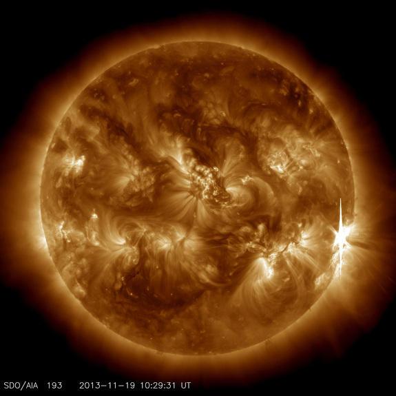 Вспышка на Солнце класса X1 (справа), зарегистрированная Солнечной динамической обсерваторией НАСА 19 ноября 2013 г.