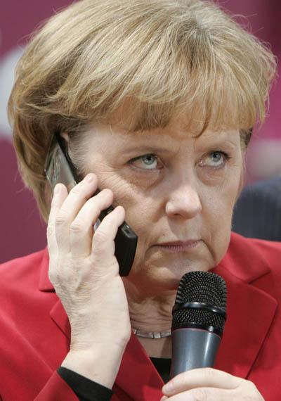Поводом для скандала стало известие о том, что АНБ перехватывает голосовые и электронные сообщения мобильного телефона канцлера Германии Ангелы Меркель. Photo Courtesy: Federal Protective Service