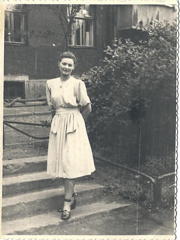 Анна Андреева. Это платье из немецкого парашюта. Она его сшила, когда после войны приехала в Ленинград.