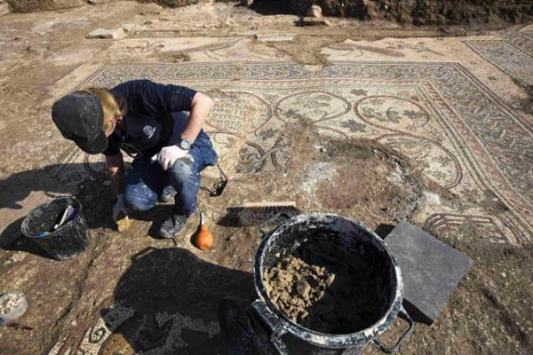 Израильские археологи ведут восстановление мозаики в древнем христианском византийском храме, раскопанном в поселении Алума на юге Израиля. Photo Courtesy: the Israel Antiquities Authority