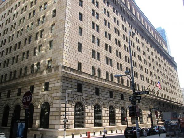 Здание Нью-Йоркского отделения Центрального банка США (The Federal Reserve Bank of New York) занимает целый квартал в Уолл-Стрите — финансовом дистрикте Манхэттена. Здание между улицами Либерти, Уильяма и Нассау, а также Мэйден-Лейн было построено в 1919-1924 годах. Это одно из самых охраняемых зданий нижнего Манхэттена. Это место, где осуществляются трансакции по купле-продаже американских долларов и государственных облигаций США.