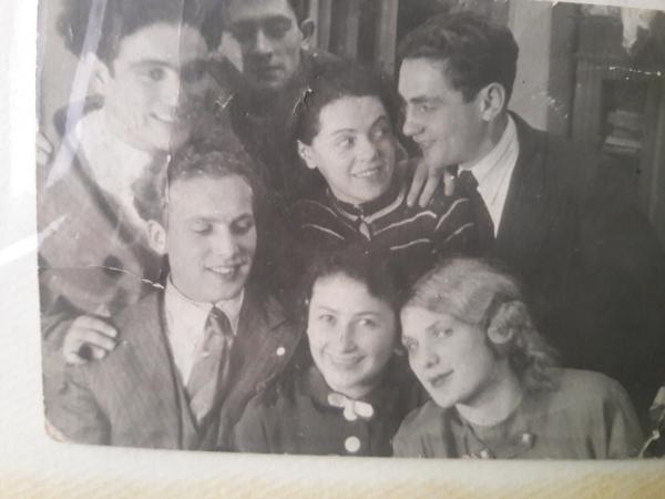 Артисты ГОСЕТа. В нижнем ряду слева Фишель Лахман и Нехама Сиротина. В верхнем ряду слева Арон Коган и Сарра Фабрикант.