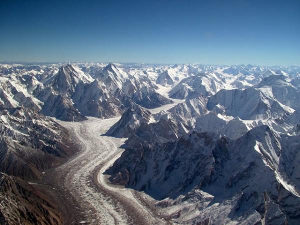 Балторо — один из крупнейших ледников мира. Расположен в Центральном Каракоруме между хребтом Балторо Музтаг (на севере) и хребтом Машербрум (на юге) в контролируемой Пакистаном части Кашмира. Photo Courtesy: Wikipedia