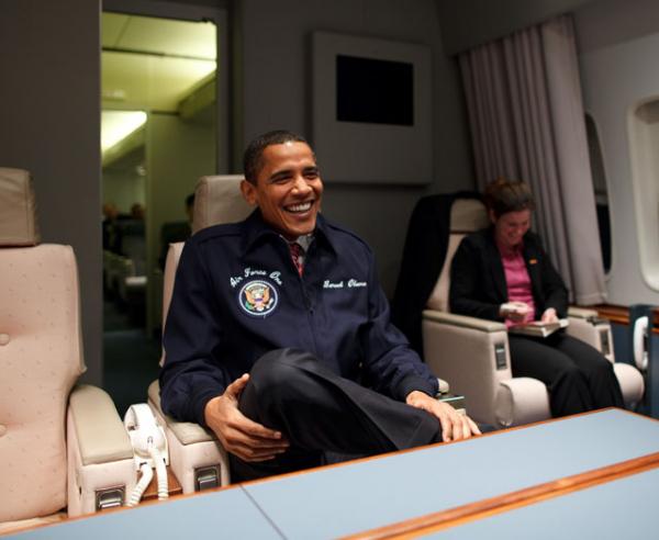 Барак Обама в куртке AF1 jacket на борту президентского самолета Air Force One. Official White House Photo by Pete Souza