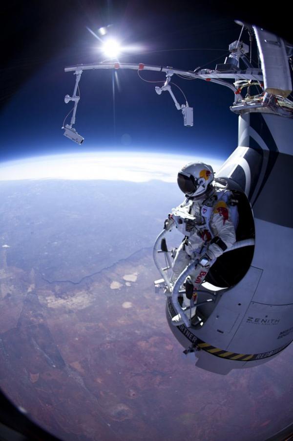 Феликс Баумгартнер готовится к стратосферному прыжку с капсулы воздушного шара. Photo Courtesy: Red Bull Stratos video / Seagull Publications