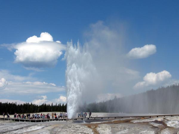 Йеллоустон. Туристы наблюдают извержение гейзера.