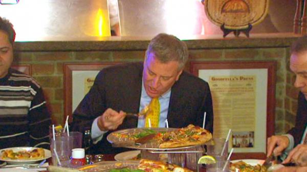 Мэр Нью-Йорка де Блазио ест пиццу  в ресторане с помощью вилки — фото, возмутившее активистов социальных сетей...