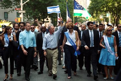Мэр Нью-Йорка Майкл Блумберг (с израильским флажком) во время парада, посвященного 65-летию Израиля. Нью-Йорк, 2 июня 2013 г.  Photo Credit: Edward Reed