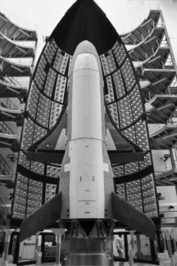 X-37B располагается в верхней закрытой части ракеты-носителя Atlas V. Хотя X-37B выводится на орбиту с помощью ракеты-носителя, возвращается корабль на Землю как и обычный самолет — совершая на автопилоте посадку на аэродроме ВВС США.