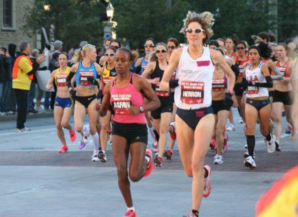 31-летняя Камилла Херрон (Camille Herron, в белой майке) из Оклахомы лидирует в марафоне во время отборочных олимпийских соревнований в Хьюстоне. Январь 2012 г.