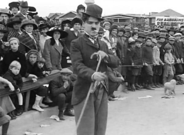 Кадр из фильма Чарли Чаплина «Детские автомобильные гонки» (Kid Auto Races at Venice, 1914)
