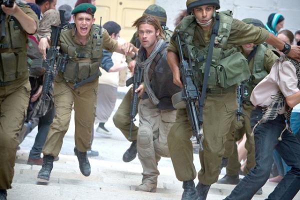 Даниелла Кертеш (слева в центре) в роли израильской солдатки Сеген и Брэд Питт в роли Джерри Лейна в фильме World War Z. Photo ©2013 Paramount Pictures 