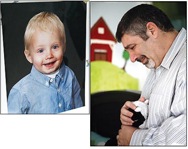 Дима Яковлев и его отец Майлс Харрисон с игрушкой приемного сына.  Фото из «Вашингтон пост»  