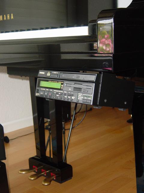 Современные механические пианино используют блок MIDI — цифровой интерфейс, который обеспечивает связь компьютера с музыкальным инструментом. В пианино устанавливается электронный прибор, который может записывать и проигрывать на пианино файлы, например,  с компактных дисков (CD-ROM). Таким образом можно менять CD,  и механическое пианино будет вам исполнять «вживую» записанное ранее произведение. Также можно исполнять и одновременно вести запись на CD. На снимке: пианино и управляющий блок Yamaha Disklavier Upright Mark III.