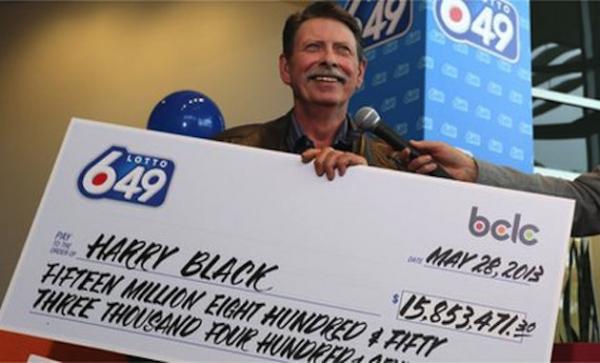 Харри Блэк со своим символическим чеком — лотерейным выигрышем
