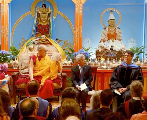 Далай Лама (слева) и доктор Эбен Александер (крайний справа) на семинаре «Жизнь после жизни» в Орегоне. 10 мая 2013 г.