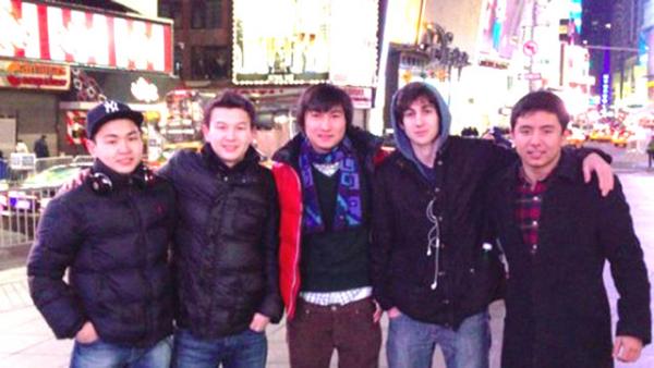 Джохар Царнаев (второй справа) на Таймс-сквере в 2012 году. Ближе всех к нему — арестованные сейчас казахи 18-летний Диас Кадырбаев и 20-летний Азамат Тажаяков