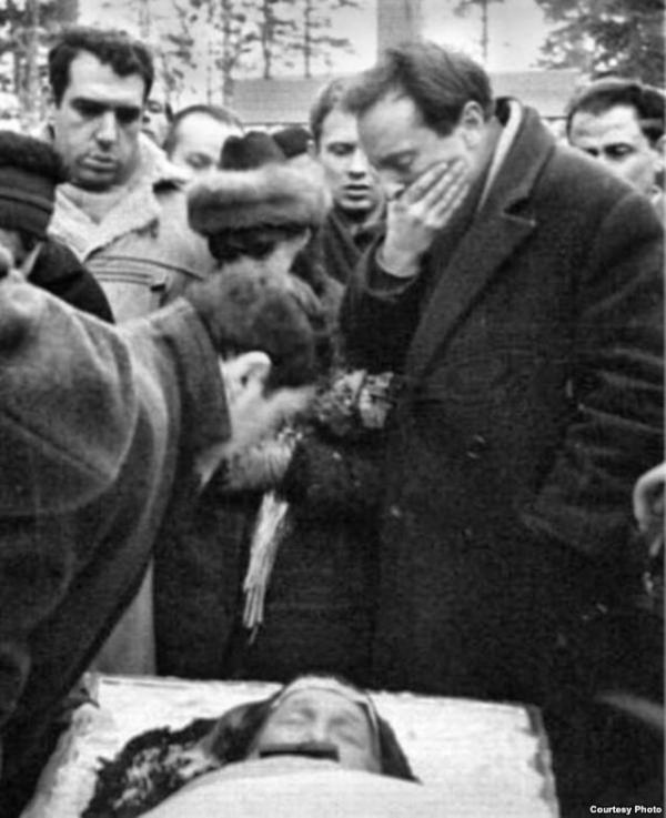 Е.Рейн, А.Найман, Д.Бобышев, И.Бродский на похоронах Анны Ахматовой, 1966.