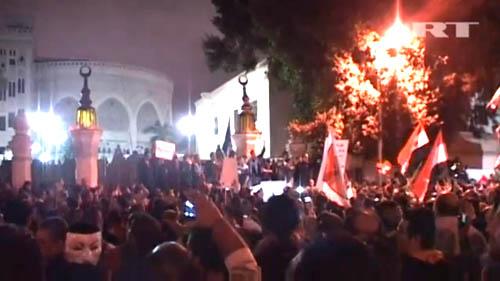 6 декабря протестующие пошли на штурм президентского дворца в Каире. Кадр видеорепортажа  Russia Today.
