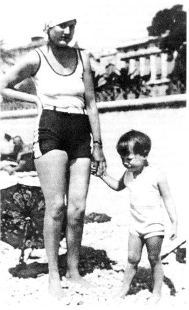 Элли Джонс с дочерью Патрисией Томпсон (Еленой Маяковской), Ницца