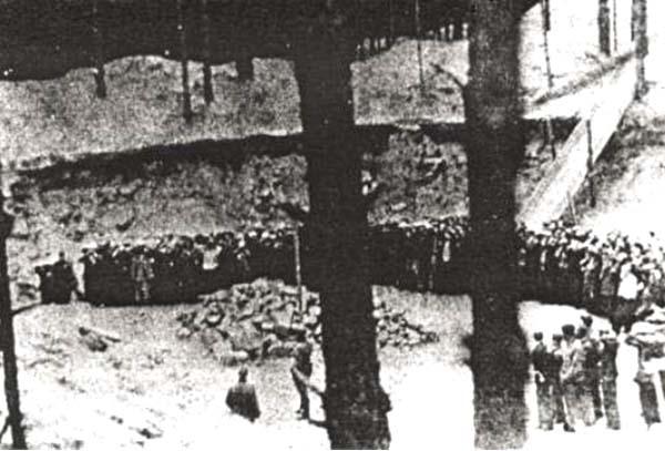 Евреи Вильно перед расстрелом; справа «желоб», по которому обреченные спускались в котлован; Понары, осень 1941 г.