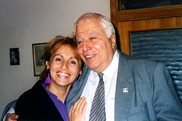 Ольга с отцом, Евгением Рубеновичем Симоновым, в Москве. Начало 1990-х.