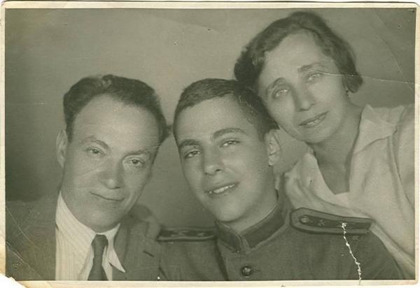 С родителями. Курсант Военно-инженерного училища. 1943